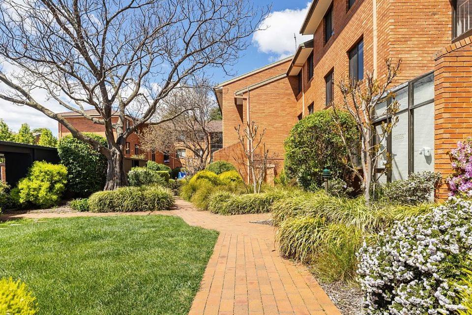 Oxley Court Serviced Apartments Canberra Extérieur photo